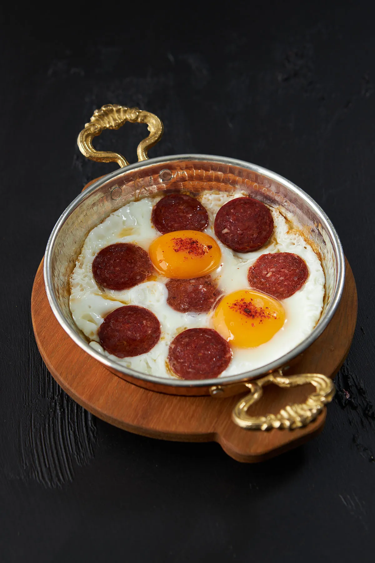 Sahanda Sucuklu Yumurta